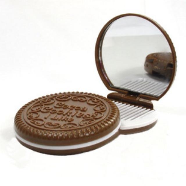 Gương trang điểm kèm lược hình bánh quy chocolate