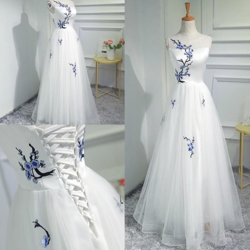 ĐẦM MAXI TRẮNG THÊU HOA XANH NHẸ NHÀNG THANH TAO mm đi chơi dự tiệc đám cưới, du lịch MM