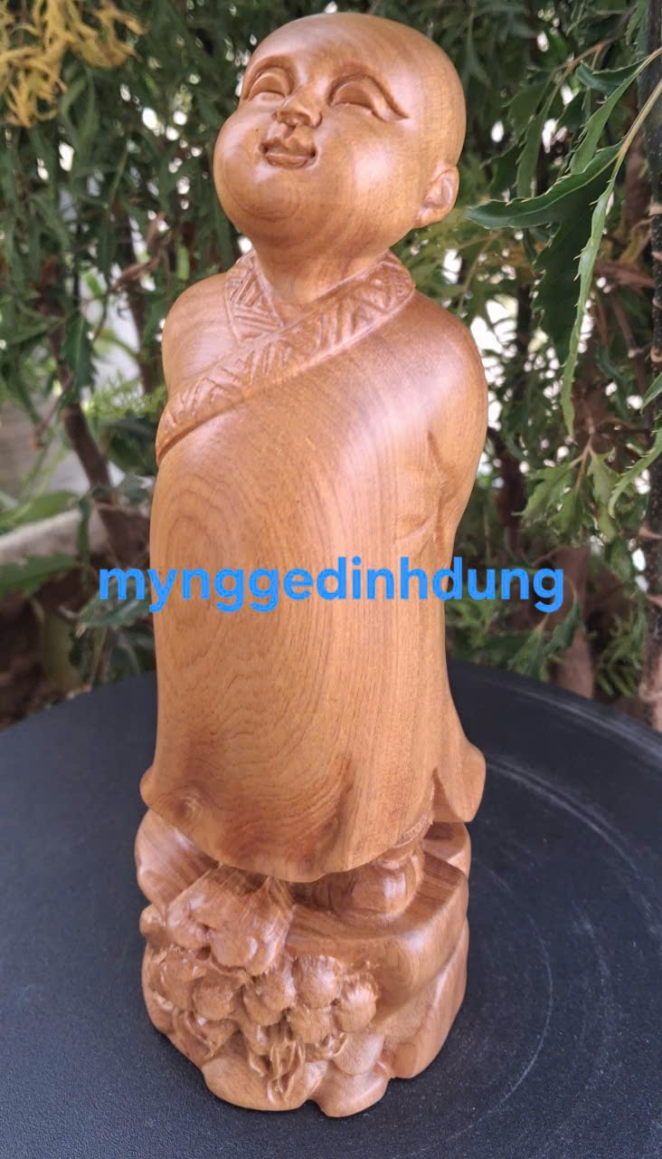 Tượng chú tiểu tùy duyên gỗ bách xanh thơm ngọt cao 20x8x7cm