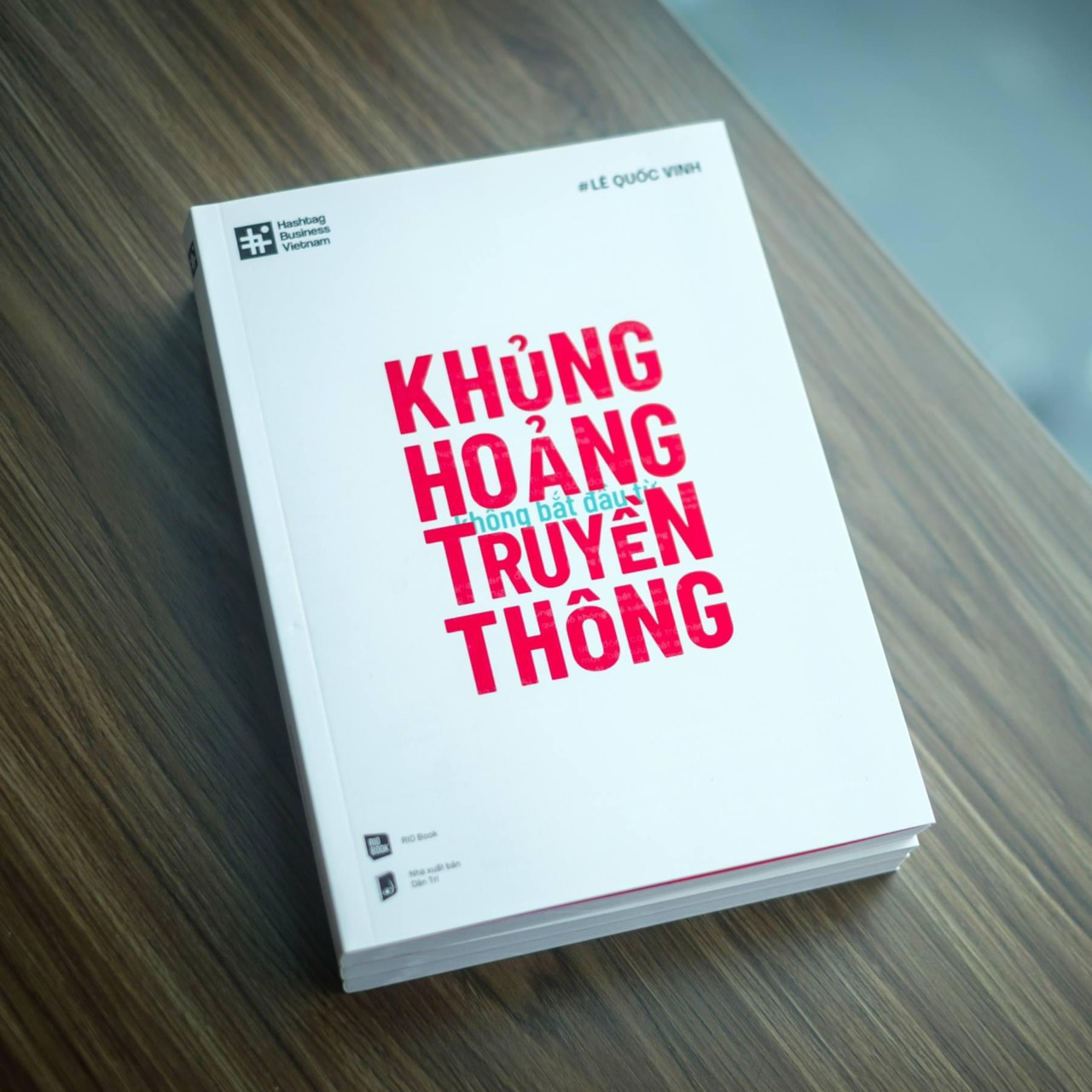 KHỦNG HOẢNG KHÔNG BẮT ĐẦU TỪ TRUYỀN THÔNG - Lê Quốc Vinh – Rio Book