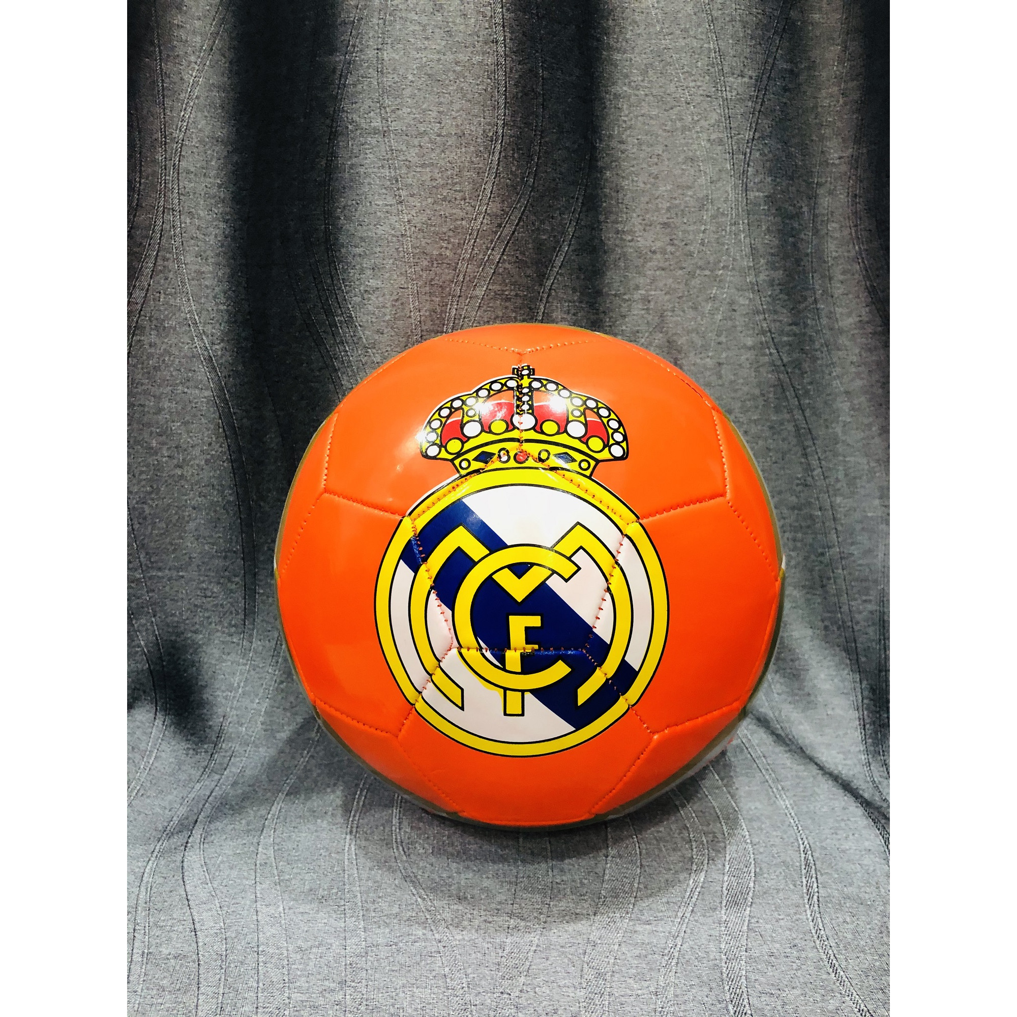 Bóng đẹp logo đội bóng Real Madrid