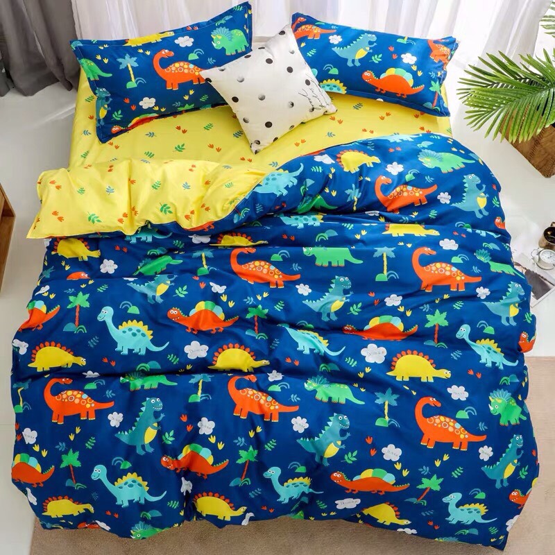 Bộ Drap &amp; Chăn Phao 5 Món Cotton Poly Khủng Long Xanh