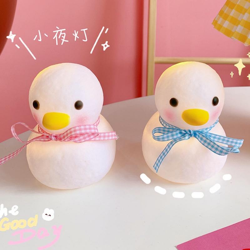 Đèn Ngủ Vịt Con Thắt Dây Nơ Dễ Thương Chạy Pin - Ánh Sáng Vàng Sử Dụng Pin AG13 Duashop