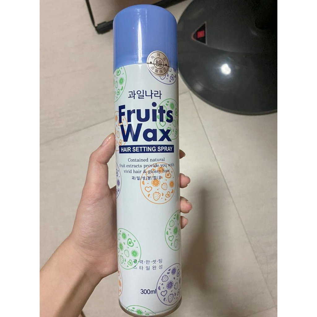 Gôm xịt tạo kiểu tóc mềm, giữ nếp lâu Welcos Fruit Wax Hair Spray Hair Setting Spray 300ml tặng móc khóa