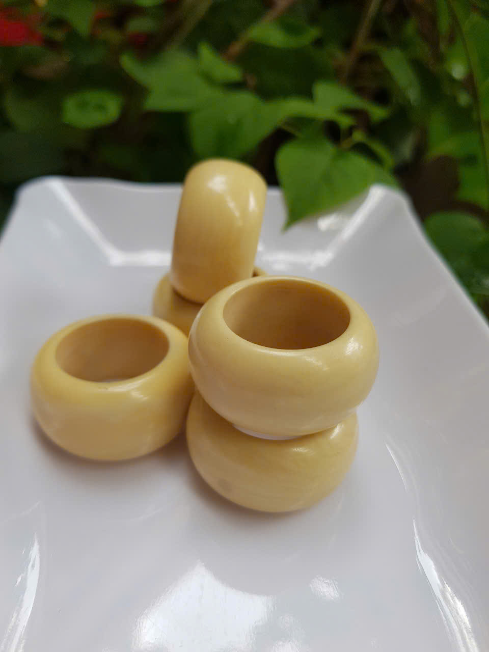 Nhẫn Nam Giả Ngà hay Xương Mỹ Nghệ màu trắng Ni 20mm Cao 16mm Dầy 5mm Dành Cho Các Anh Nam đeo nhẫn ngón tay cái hay bất kỳ ngón tay nào ni lọt vừa tay là 20mm rẻ vẫn đẹp như thường ạ