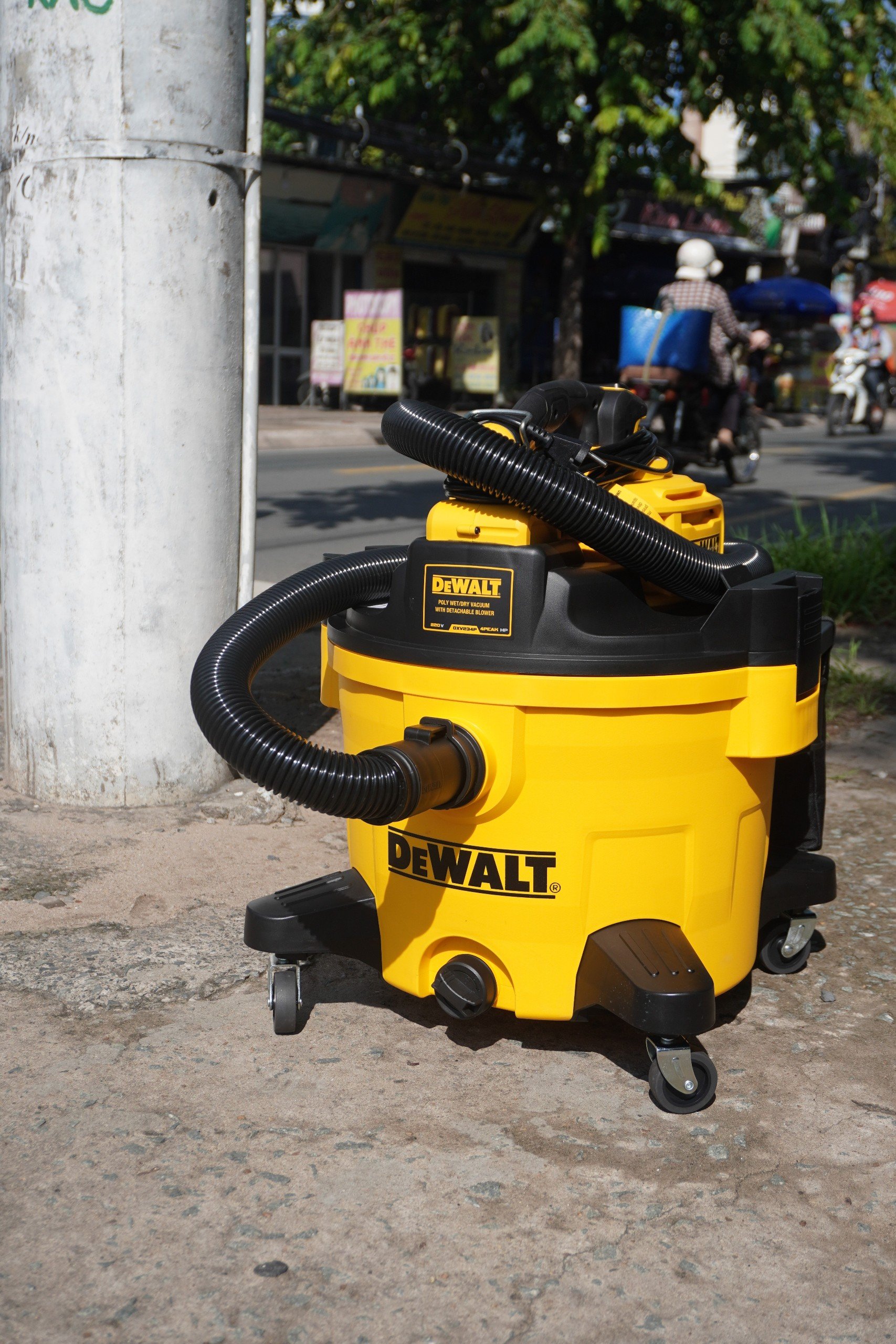 Máy hút bụi công nghiệp 4 chức năng chuyển đổi thành máy thổi cầm tay DeWALT DXV234P- Chính hãng