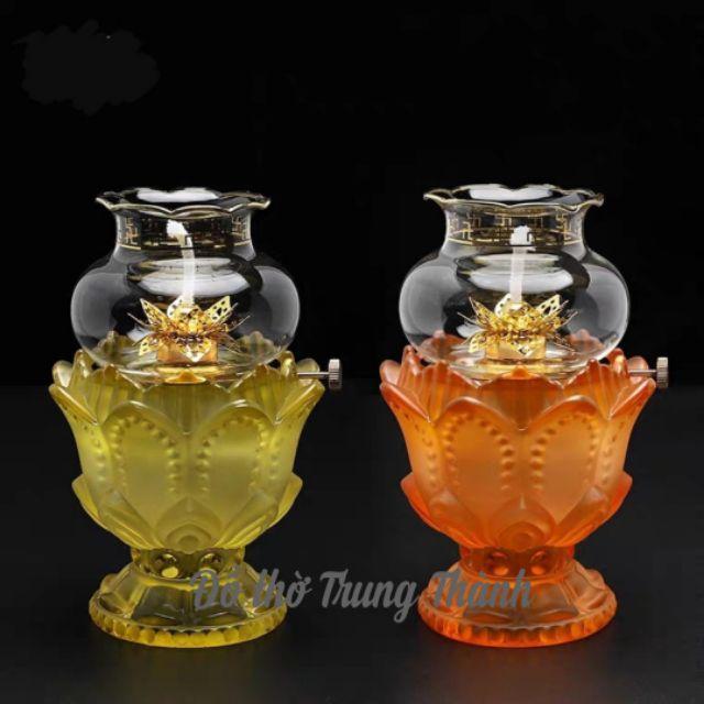 Đèn dầu cánh sen thủy tinh.