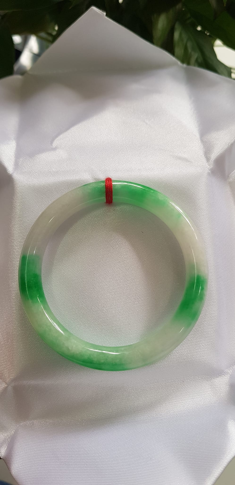 Vòng tay nữ đá Cẩm Thạch tự nhiên mới TR LÝ IC Sịn 51mm x chột 8mm Vòng màu xanh lý trắng bóng đều đẹp nữ 50kg - 54kg đeo ạ