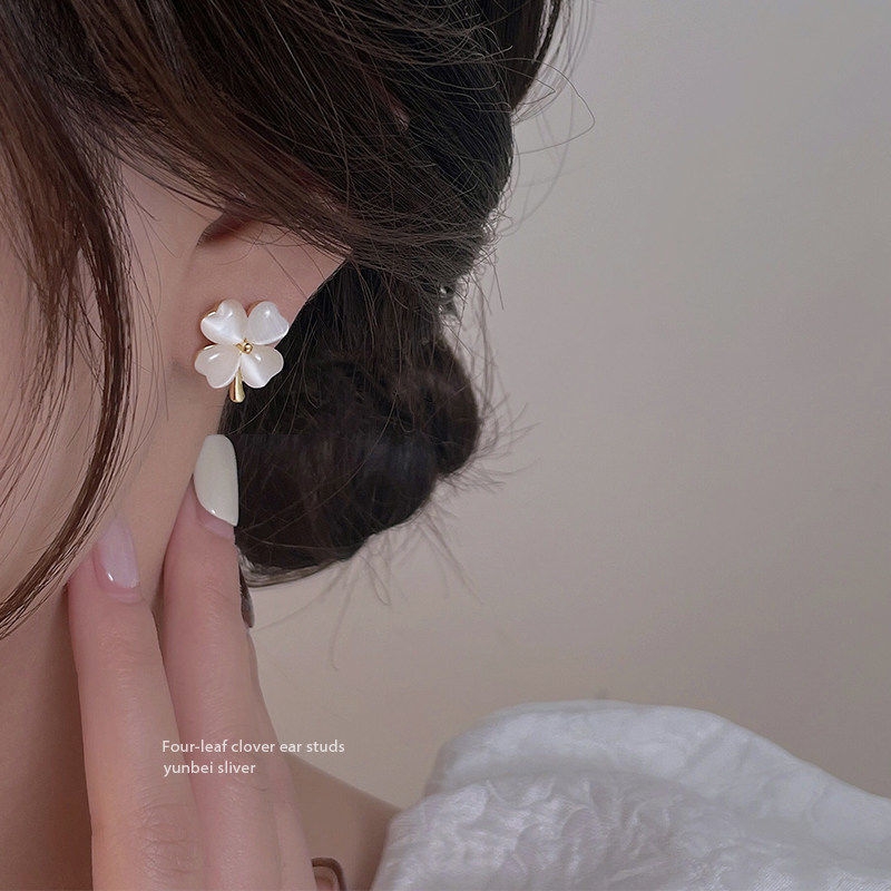 Khuyên tai cỏ 4 lá đính đá ulzzang hàn quốc