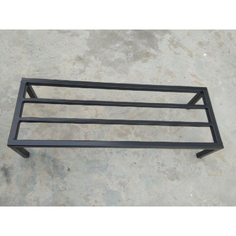 Kệ kê chậu cây hoa ban công. Dài 70cm. Rộng 20cm. Cao 15cm. 4 chân. 2 nan phụ. Hộp thép 2x2cm