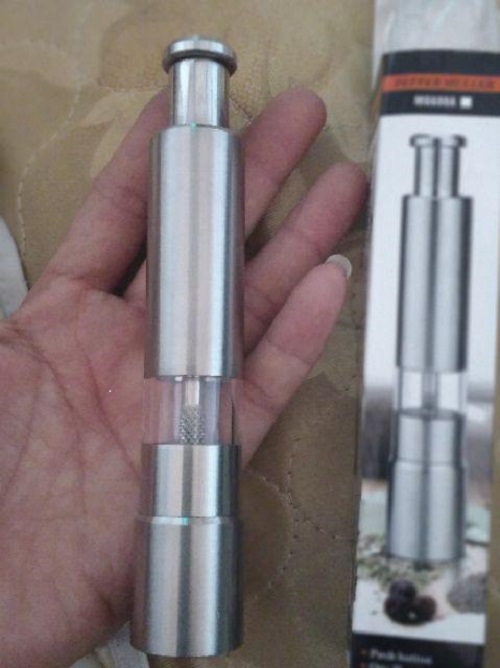 Dụng cụ xay tiêu bấm + rắc muối tiêu tại chỗ