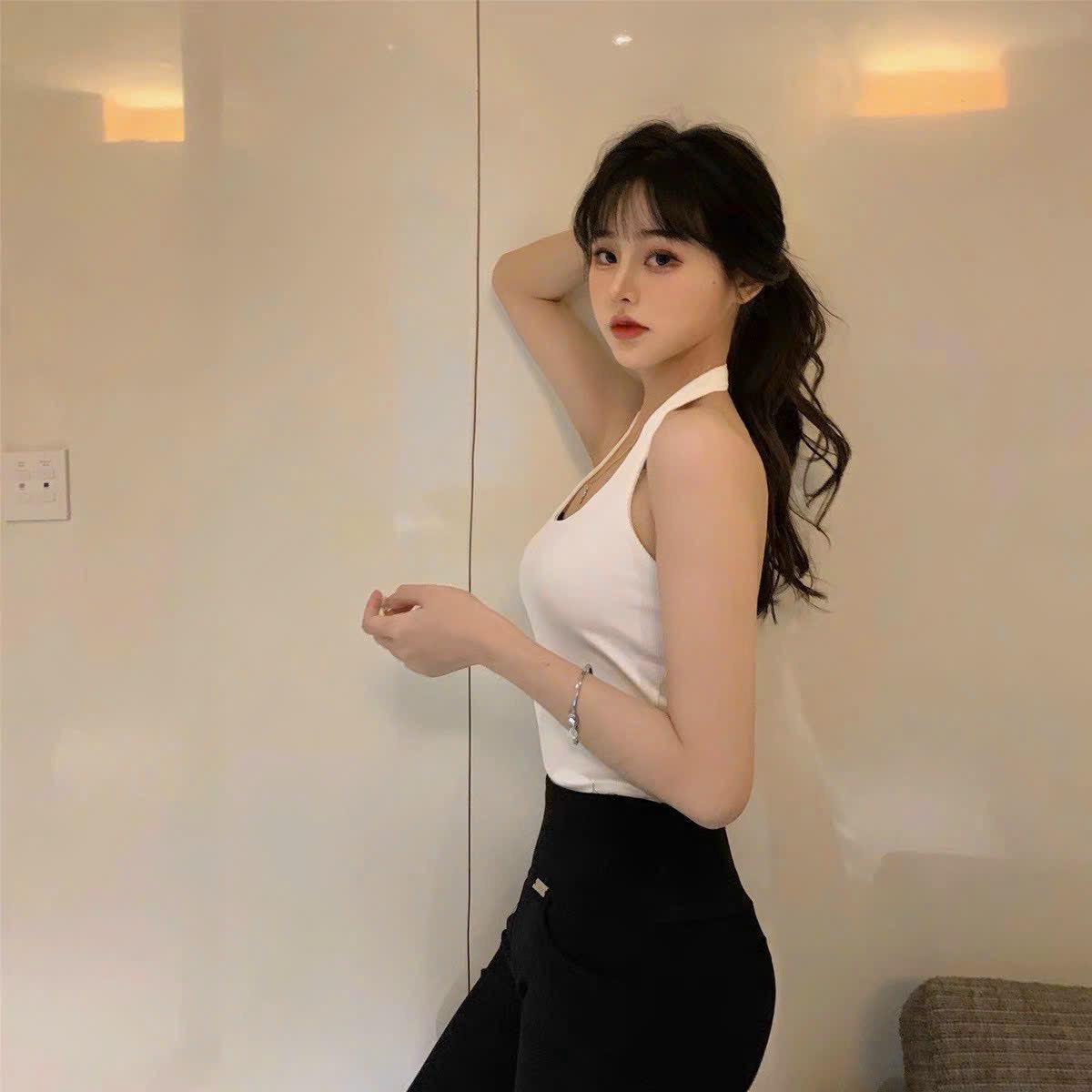 Áo thun 3 lỗ đeo quai dây ở cổ, hở lưng phong cách sexy gợi cảm