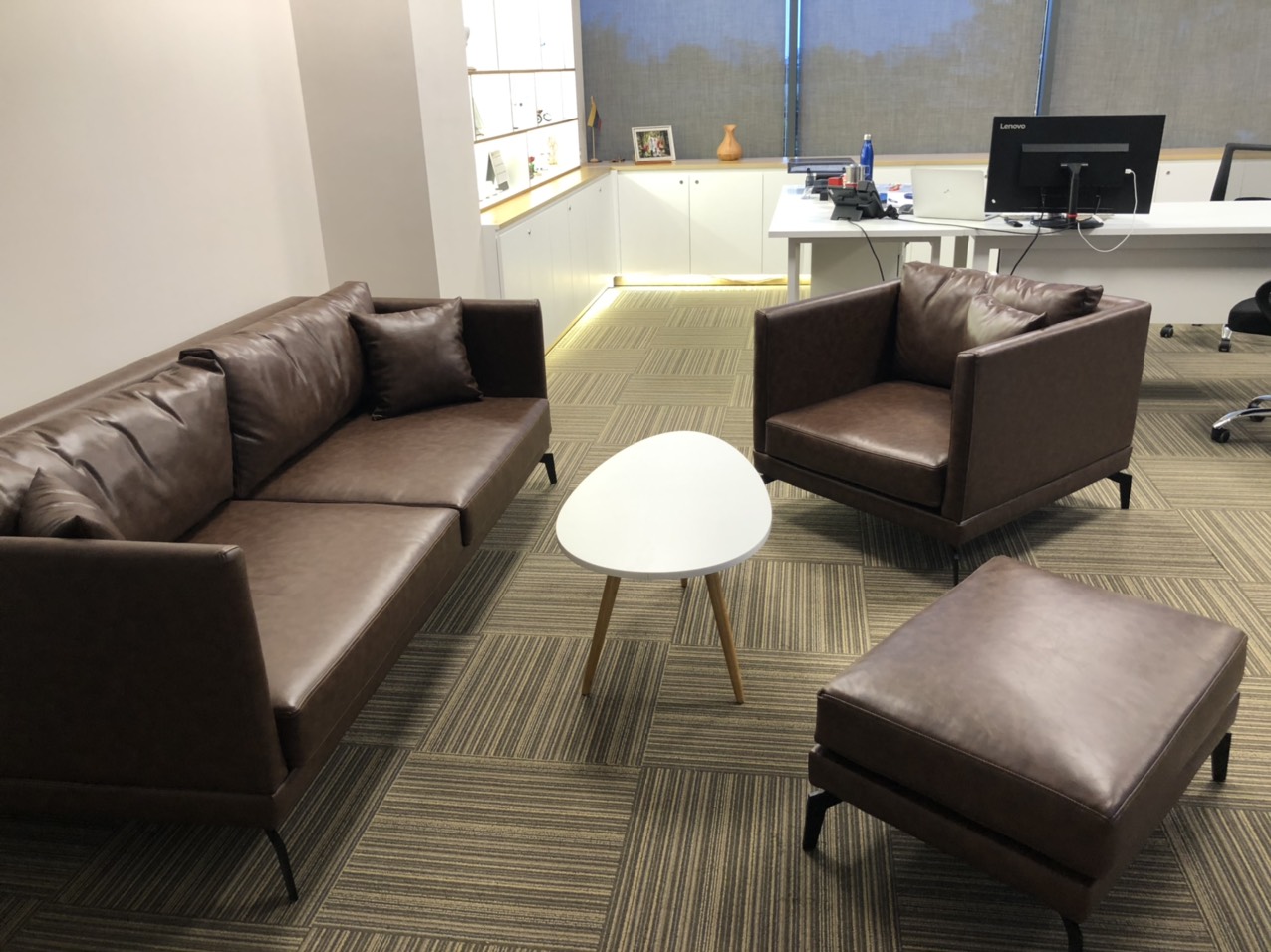 Sofa văn phòng da Juno Sofa và bàn trà gỗ trắng