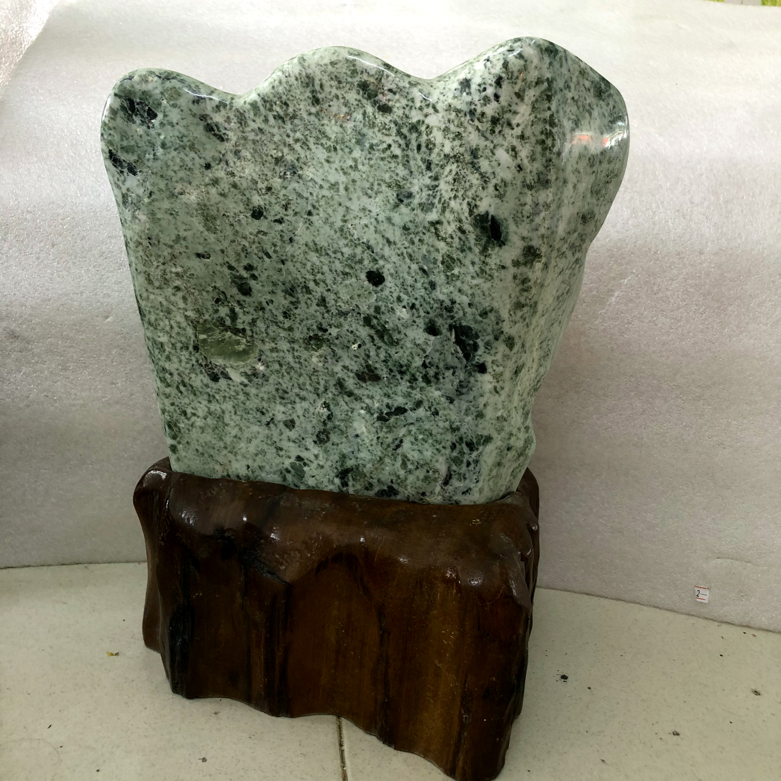 Cây đá tự nhiên serpentine màu xanh lá cho người mệnh Hỏa và Mộc nặng khoảng 10 kg gồm chân đế gỗ rừng hình cánh quạt daphongthuymynghe