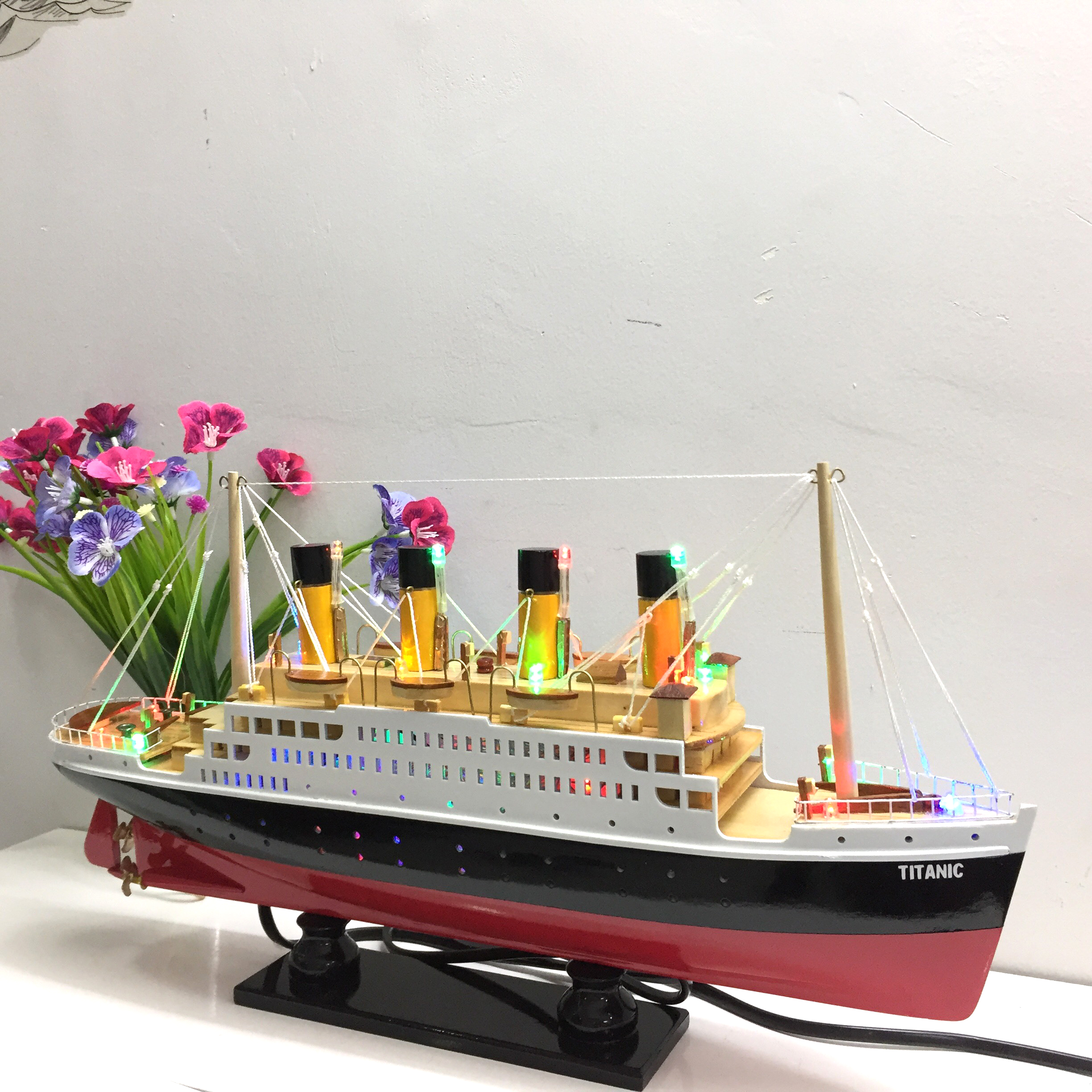 Mô hình du thuyền gỗ RMS Titanic (thân 40cm - đèn led màu)