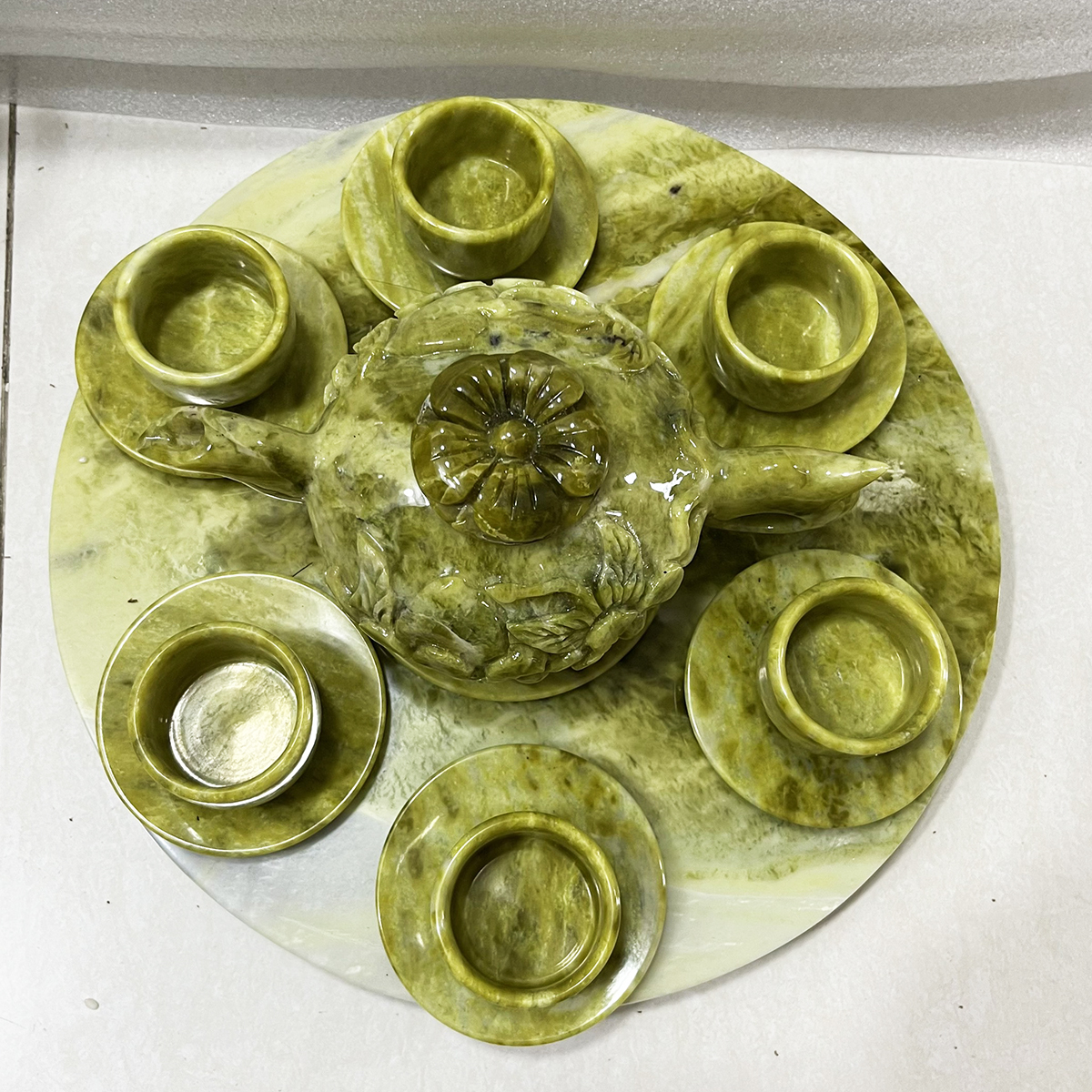 Bộ ấm chén uống nước bằng ngọc serpentine của Việt Nam đường kính khay 32 cm, nặng 5 kg cả bộ