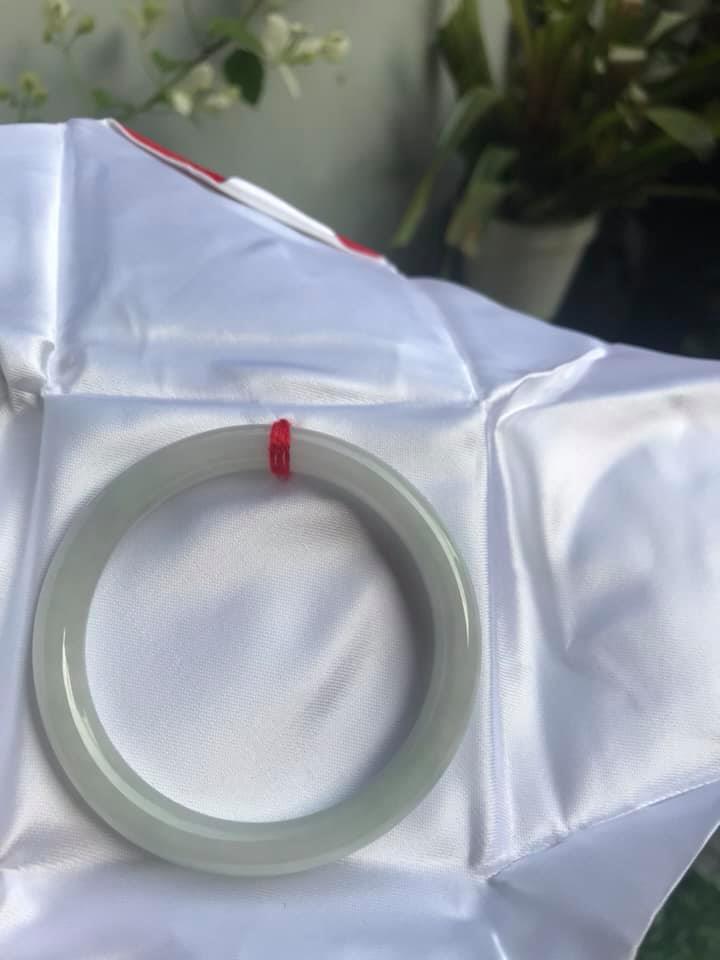 CHIẾC VÒNG TAY ĐÁ CẨM THẠCH MỚI TR LÝ A54 size 54mm x dầy 7,8mm MÀU TRẮNG ÁNH XANH LÝ NHẸ ĐẸP NỮ 54kg đến 64kg Đeo tay đẹp ạ