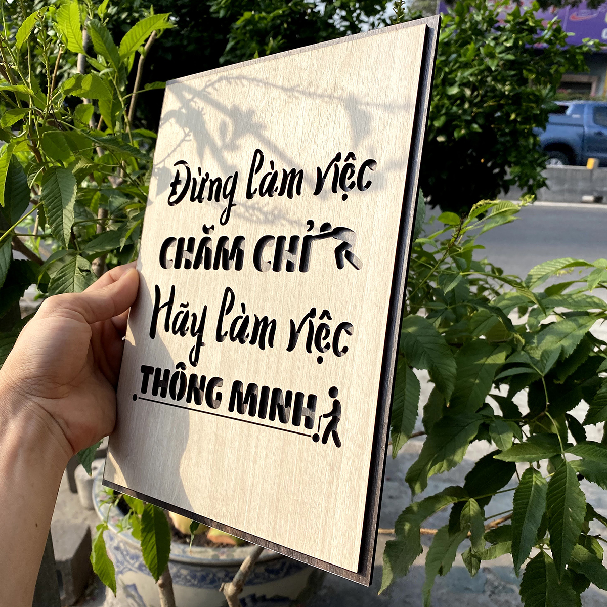 Tranh Decor Gỗ tạo động lực TBIG031 "Đừng làm việc chăm chỉ hãy làm việc thông minh"