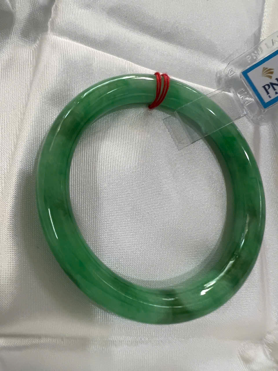 Vòng Cẩm Thạch Tự Nhiên Mới Sịn Đậu Lý Ni 50mm x chột 7,2mmm Vòng Kiểm Định P No 185031 Màu Xanh lý đều điểm vân trắng xanh đậm nhẹ bóng đều đẹp nữ 50kg - 54kg đeo sang tay món quà tặng chính mình tặng mẹ vợ ý nghĩa ạ