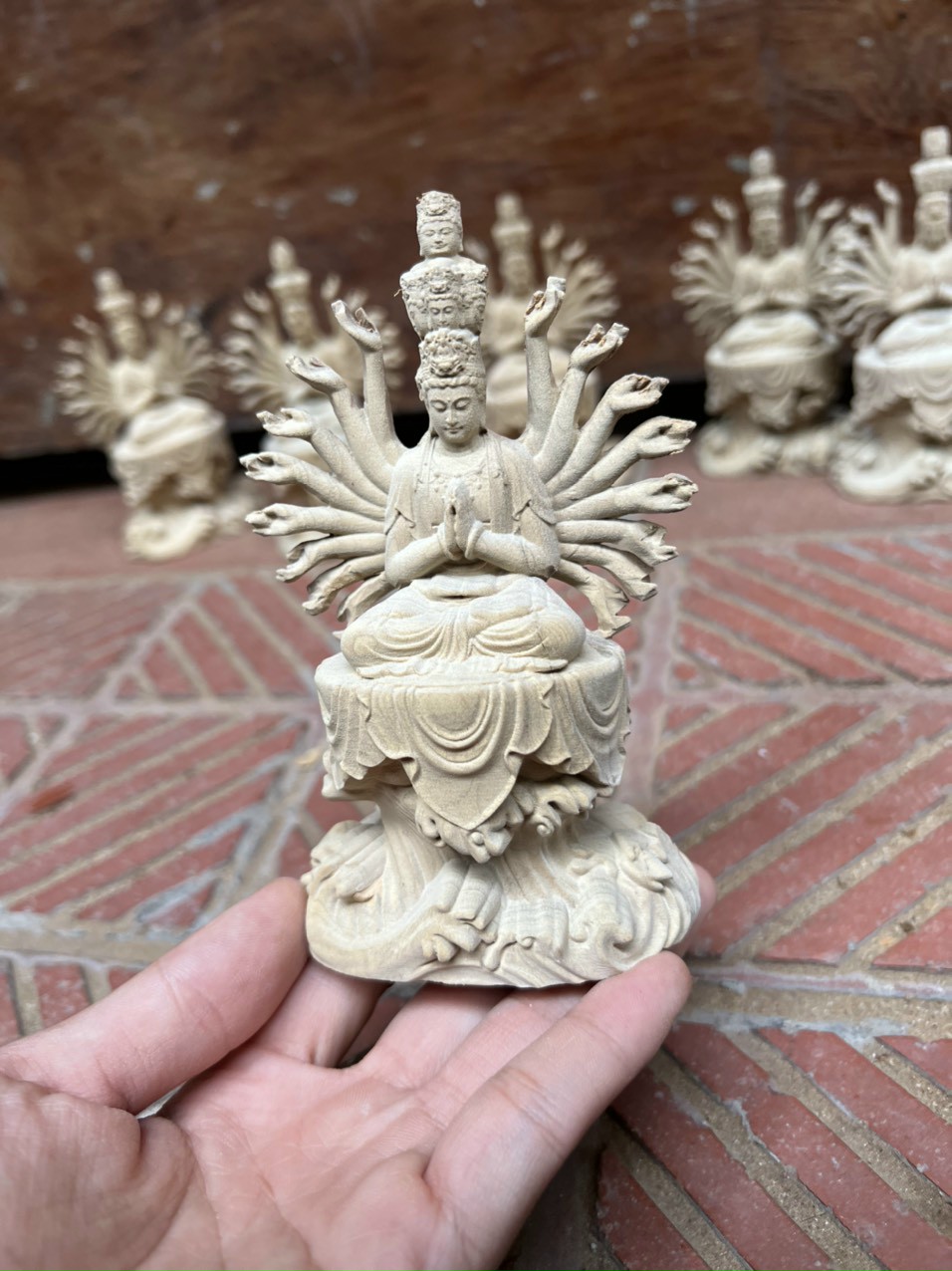 Tượng phật thiên thủ thiên nhãn bằng gỗ huyết long mọng dầu kt cao 13×8×5cm