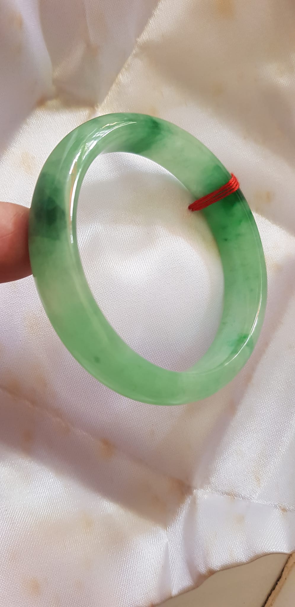 Vòng Cẩm Thạch tự nhiên Bản Hẹ Sịn size 53mm x cao 12mm x dầy 7mm màu xanh lý tươi bóng đẹp nữ 51kg - 56kg đeo ạ