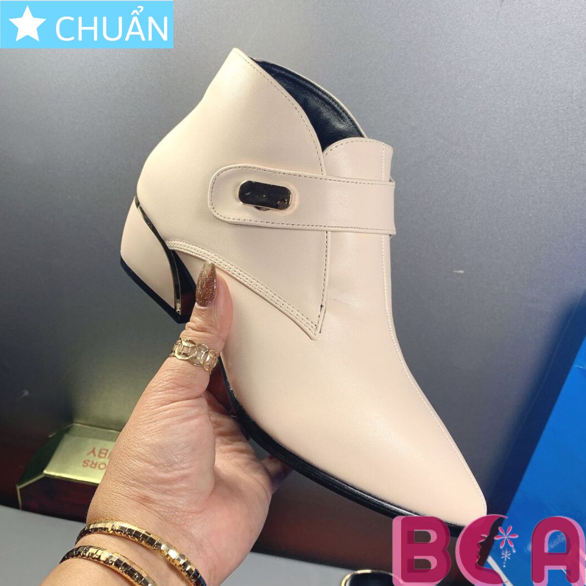 Giày bốt nữ cổ ngắn màu trắng kem 4p RO308 ROSATA tại BCASHOP khóa nút tiện lợi, mùi nhọn sang trọng thể hiện đẳng cấp
