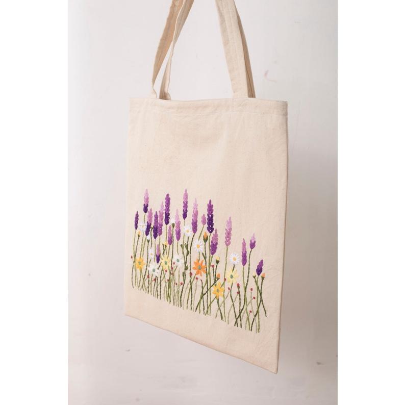 TÚI TOTE VẢI LINEN THÊU TAY HỌA TIẾT HOA LAVENDER CÓ KHÓA KÉO