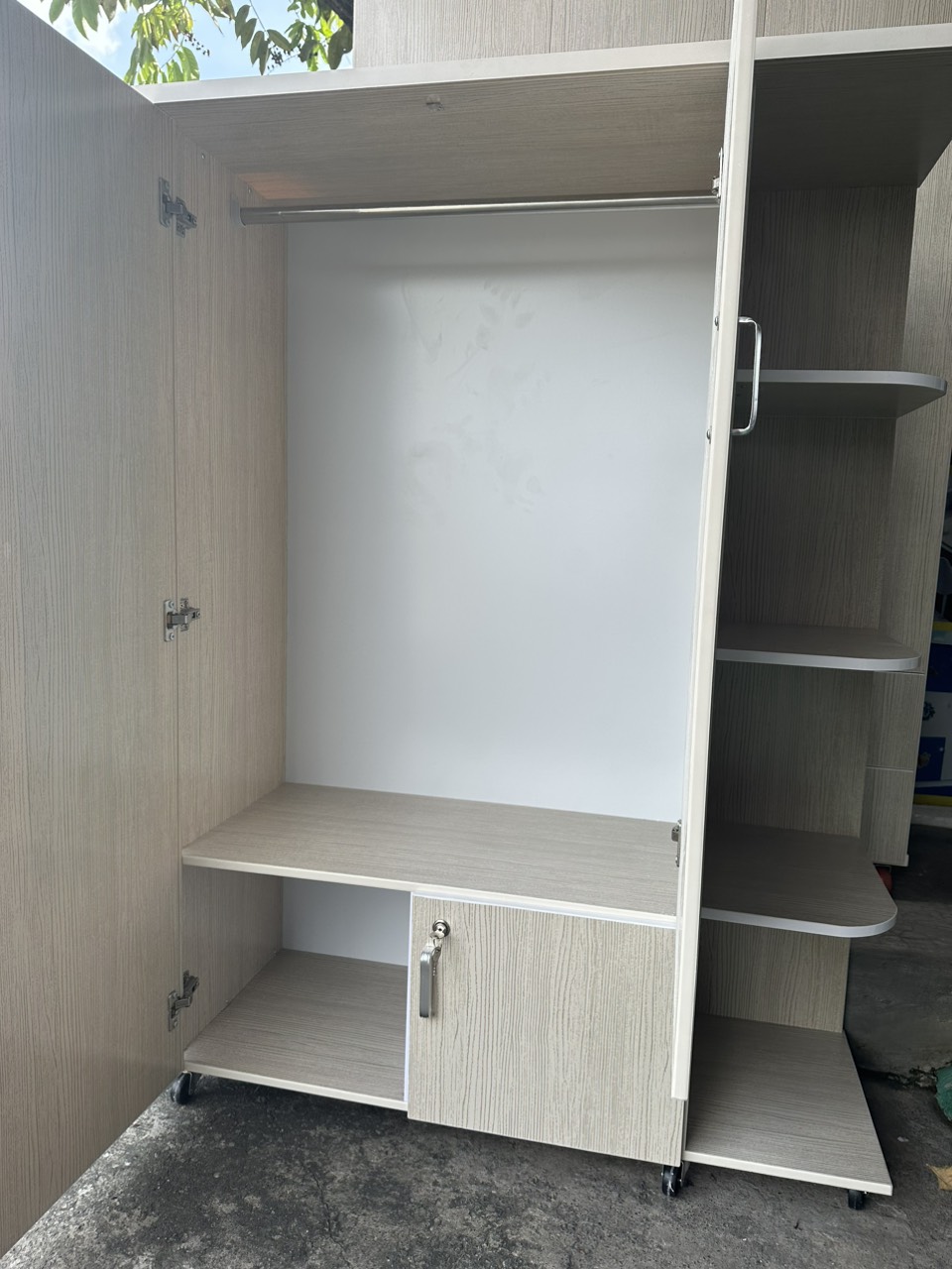 Tủ áo kèm kệ và gương Juno Sofa kích thước 1m1 x Cao 1m5 x sâu 45 cm