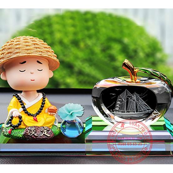 Tượng tiểu hòa thượng, cầu pha lê và nước hoa trang trí ô tô