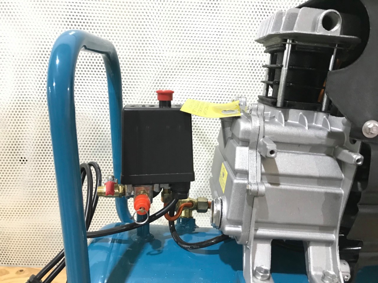 Máy nén khí có dầu đầu liền 2HP Classic CLA-2024