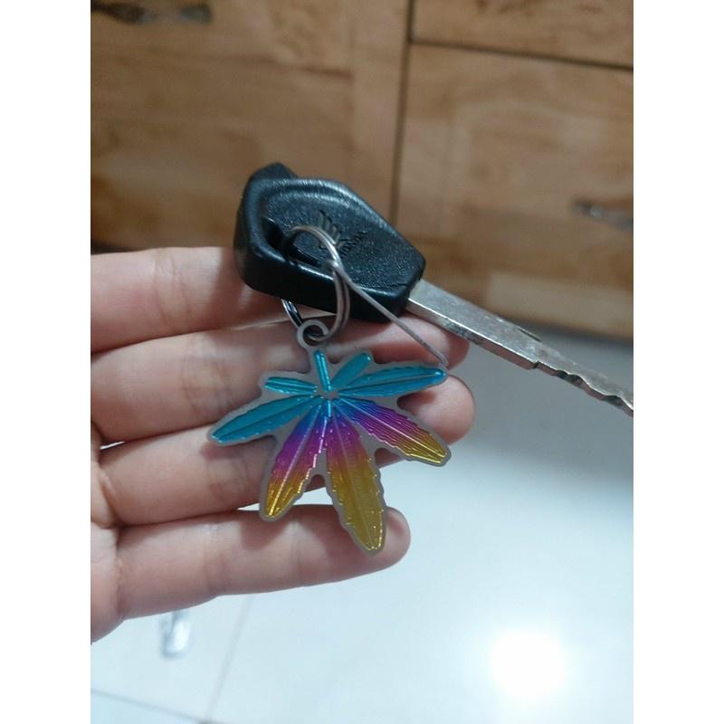 Logo titan móc khoá hình chiếc lá điện phân