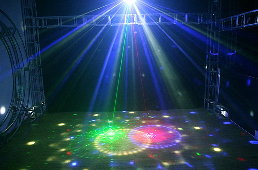 ĐÈN ĐĨA BAY LED + LASER - CHUYÊN DÙNG TRONG PHÒNG TRÀ , HÁT VỚI NHAU , DISCO , PARTY .