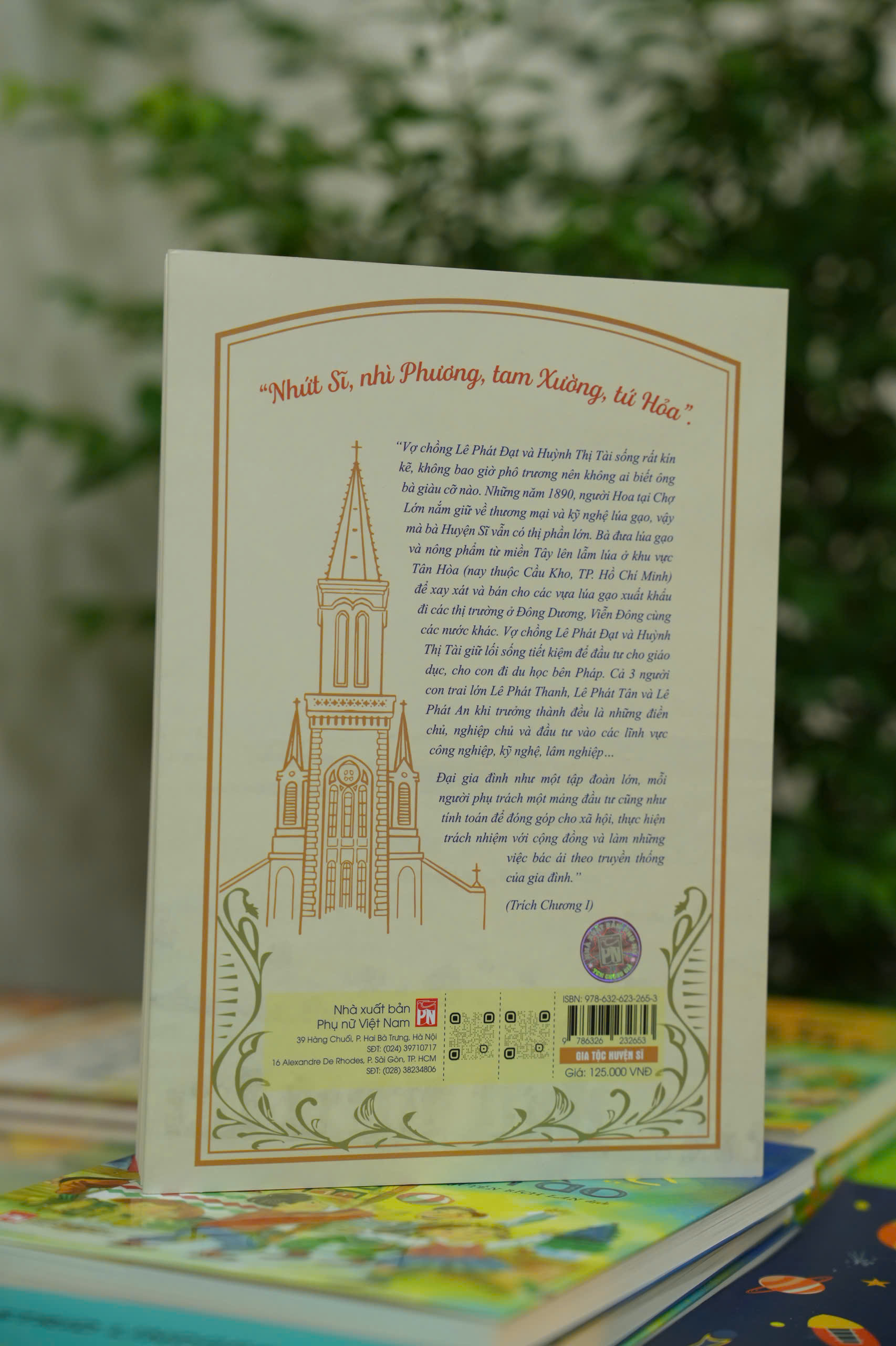 Sách Gia tộc Huyện Sĩ - Dấu ấn còn ghi