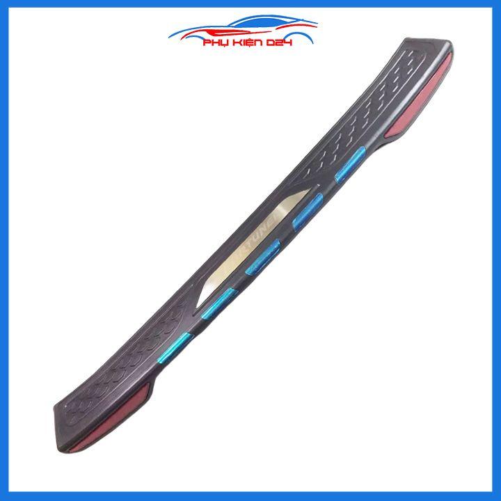 Ốp chống trầy cốp ngoài nhựa đen Fortuner 2017-2018-2019-2020-2021-2022 mẫu phản quang chống xước trang trí xe