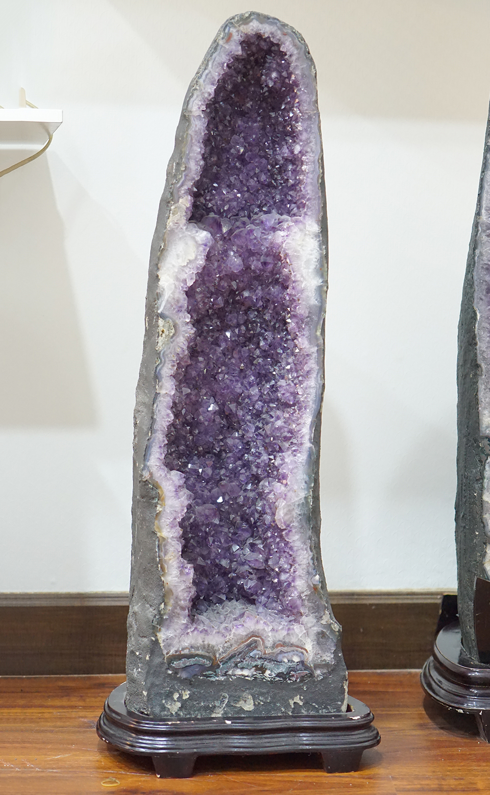 Hang Đá Thạch Anh Tím Amethyst Phong Thủy Đế Gỗ Tự Nhiên 74x18x20cm