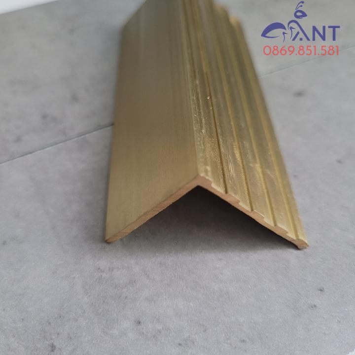Nẹp Đồng V30 gân, Nẹp đồng V, Nẹp đồng chống trơn, Nẹp ốp vách, nẹp ốp cầu thang, giá 1m