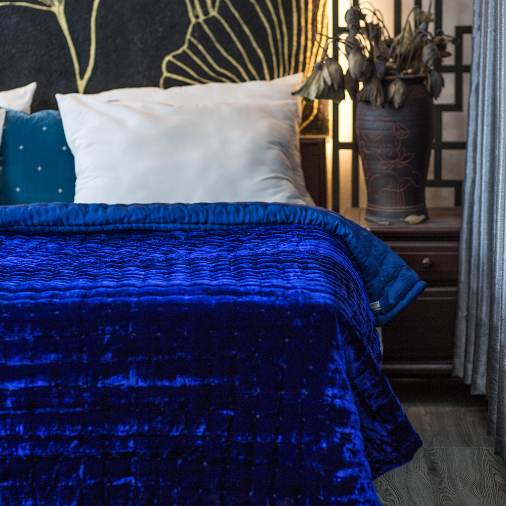 Chăn Nhung Lụa Chần Bông Điều Hòa Cao Cấp Dùng Bốn Mùa - Chăn Khâu Sa Hạt Màu Mastrict Blue I Silk Velvet Blanket.