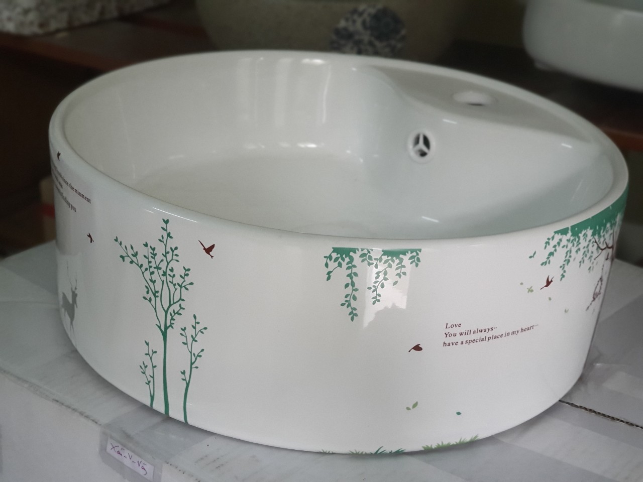 Chậu sứ lavabo để bàn màu trắng họa tiết xin xắn thích hợp phong cách giới trẻ