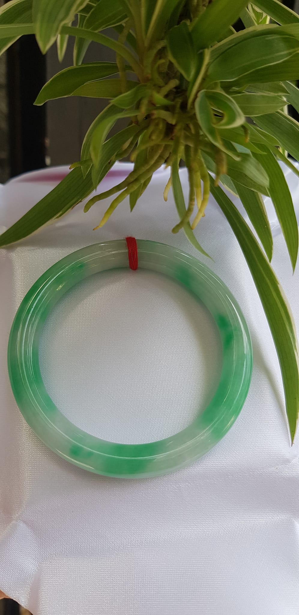 Vòng tay nữ đá Cẩm Thạch tự nhiên mới TR LÝ IC 54mm x chột to 9mm vòng màu trắng xanh lý đẹp nữ 52kg - 56kg đeo ạ