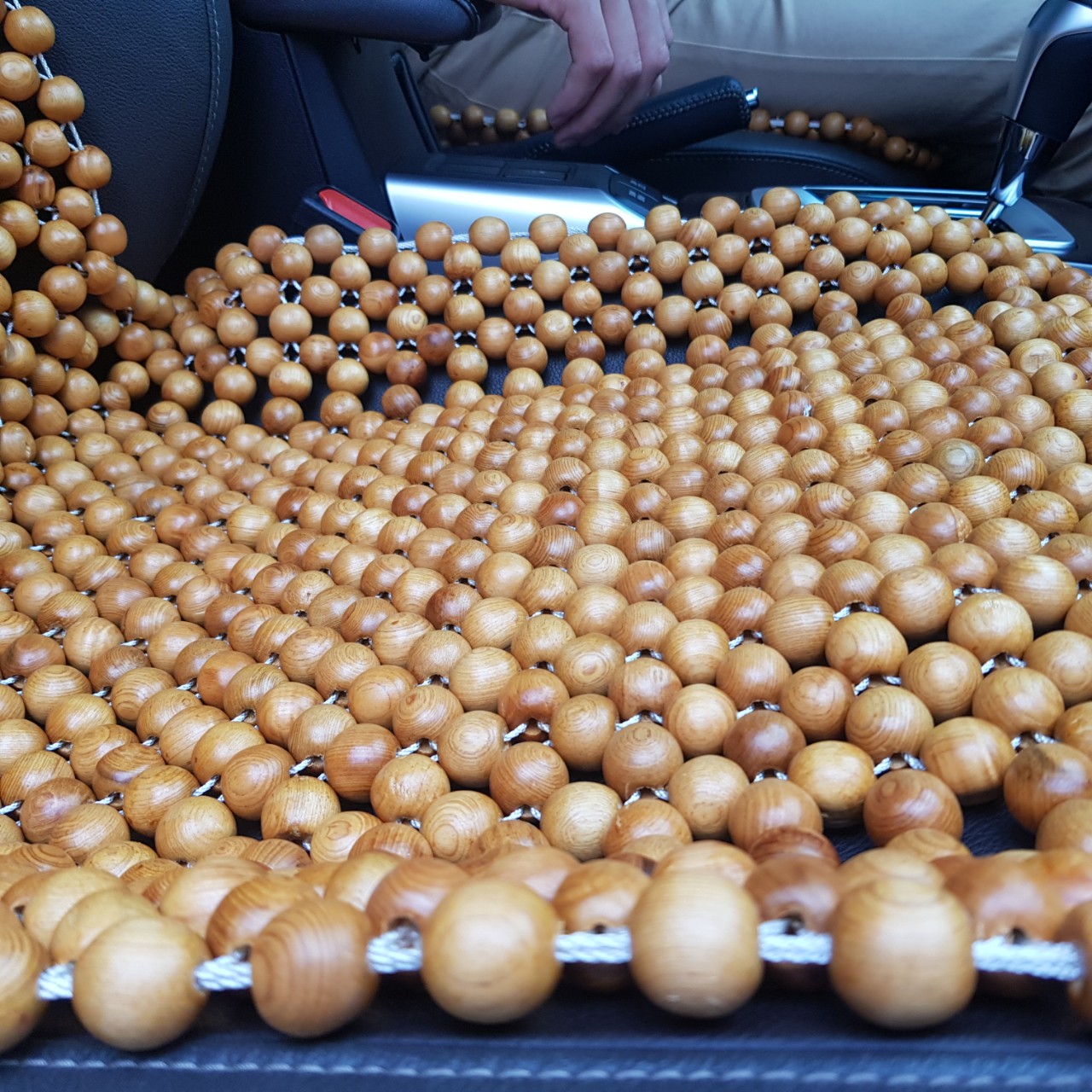 Đệm lót ghế ô tô hạt gỗ Pơ Mu 100% tự nhiên tựa lưng massage trên ô tô, xe hơi