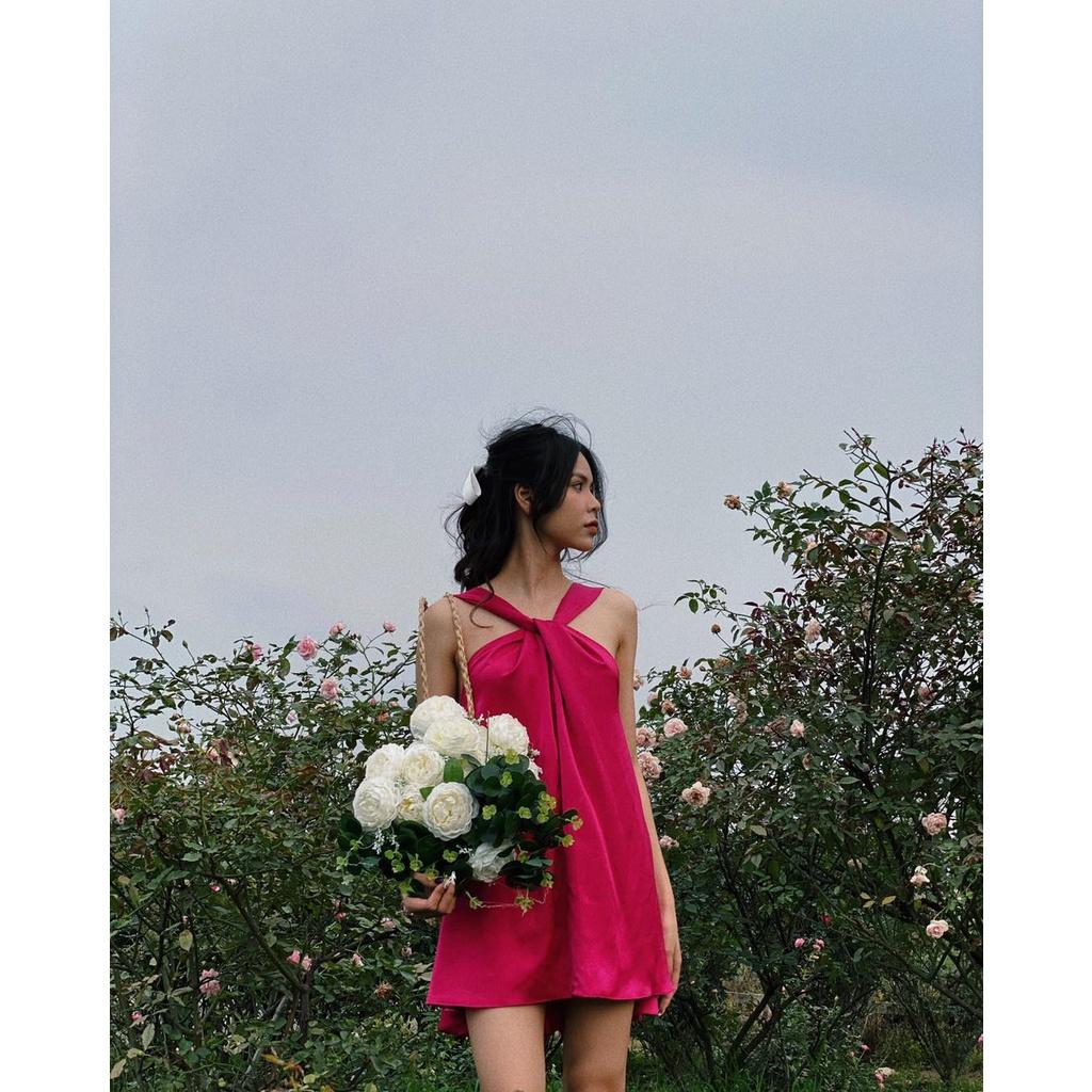 Đầm dáng ngắn màu hồng cổ chéo, phía lưng hở