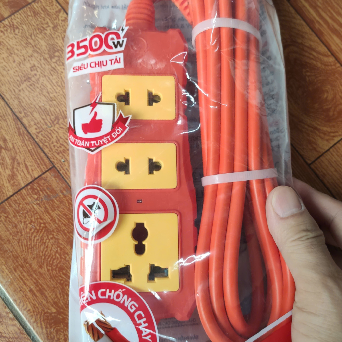 Ổ cắm điện 3 cửa lõi sứ có dây Ominsu Q3500C Plus 3500w, bảo hành 2 năm