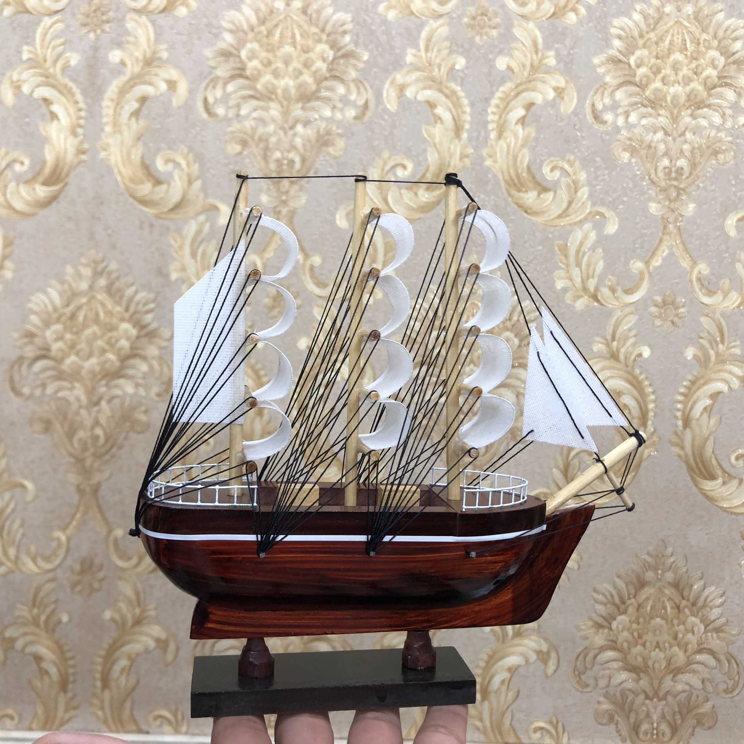 Tàu thuyền gỗ mô hình trang trí bàn làm việc kệ sách phòng làm việc - Dài 20cm - Buồm Trắng