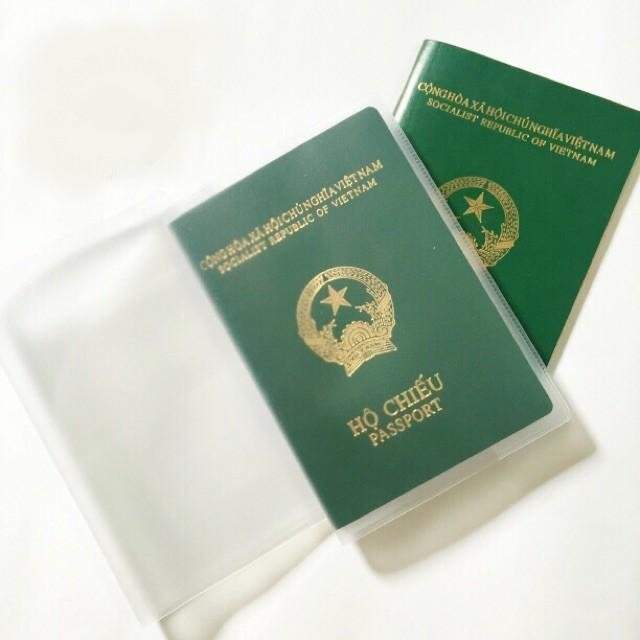 Vỏ Bọc Hộ Chiếu - Vỏ Passport Mềm Dẻo Trong Suốt Có Ngắn Kẹp Và Khe Đựng Thẻ, Tiện Dụng Khi Đi Du Lịch. Kingler 5310