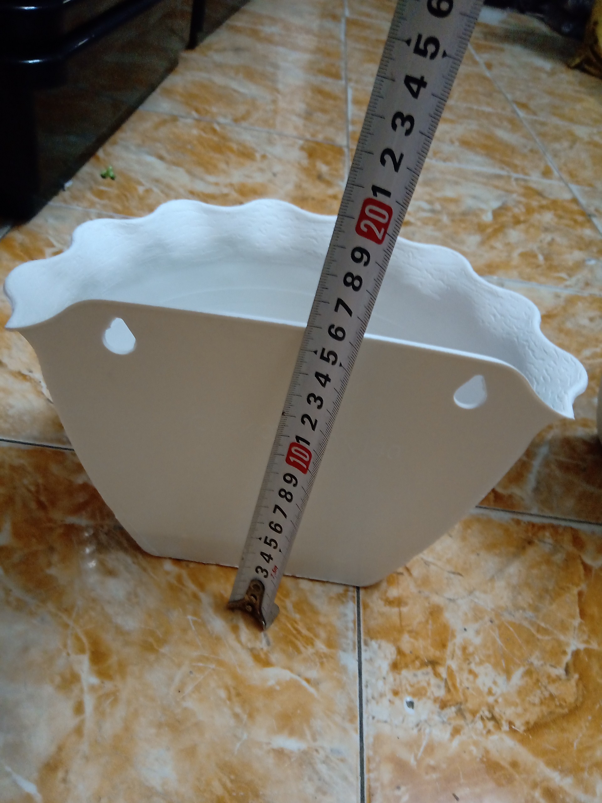 CHẬU TRỒNG CÂY ỐP TƯỜNG HÌNH BÁN NGUYỆT MÀU TRẮNG