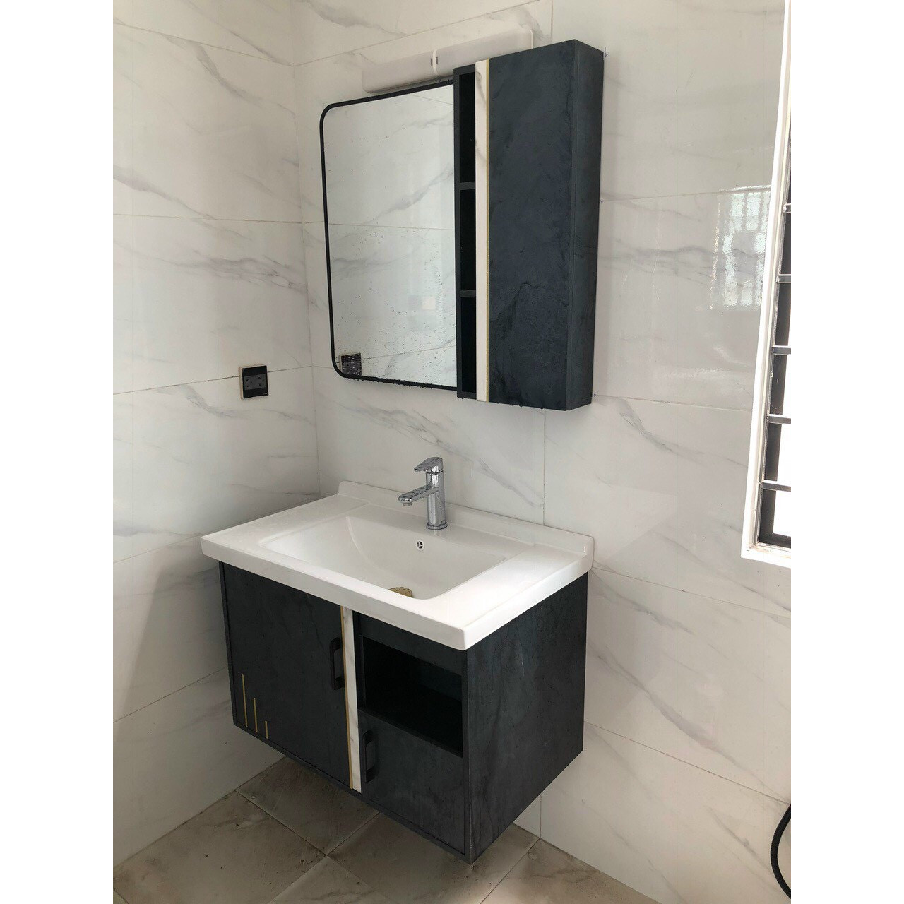 COMBO tủ gương chậu lavabo + tặng vòi vuông nano đen CHINOX chất liệu gỗ MDF lõi xanh chịu nước 80x50cm