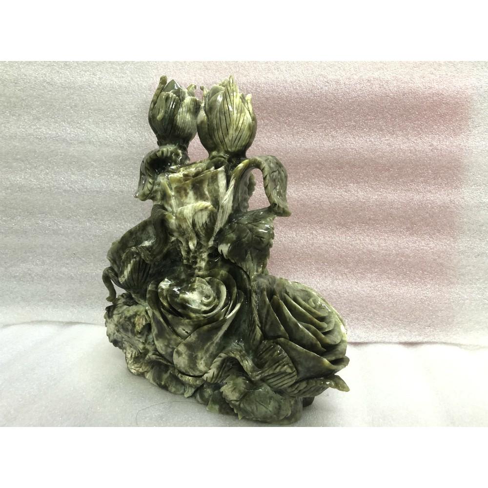 Hoa hồng điêu khắc từ đá ngọc serpentine cao 33 cm