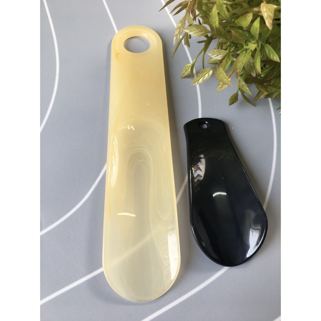 COMBO 2 Muỗng Xỏ Giày 001 Đón Gót Giày Cho Mọi Tư Thế Cho Giày Nam &amp; Nữ Dụng Cụ Mang Giày/ Móc Chìa Khoá Tăng Tuổi Thọ Của Giày - Giao Màu Ngẫu Nhiên