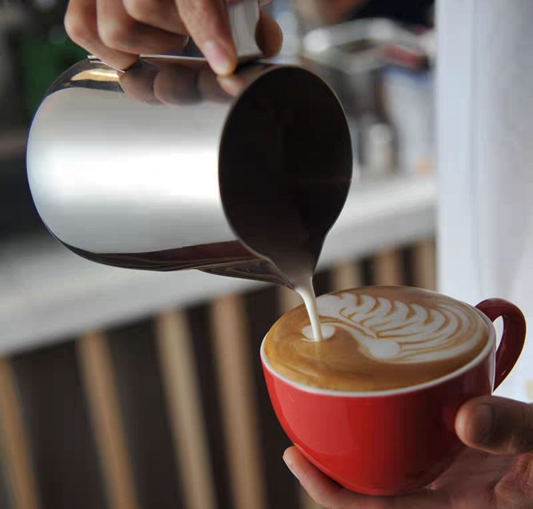 ca đong inox 304 - ca đánh sữa - cho barista trong việc tạo hình cho tách Cappuccino, Latte hay Macchiatto