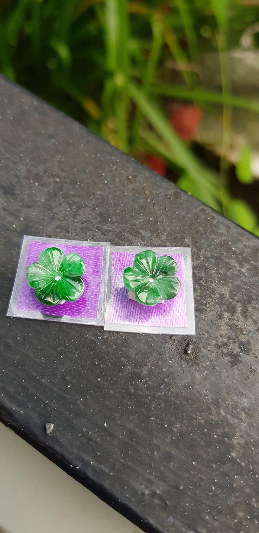 Đôi bông tai hoa mai đẹp đk 10mm x dầy 2mm đá cẩm thạch xanh tự nhiên lý sơn thủy trắng nhẹ các Chị em về bọc vàng lên đeo đẹp sang tai lắm nhé